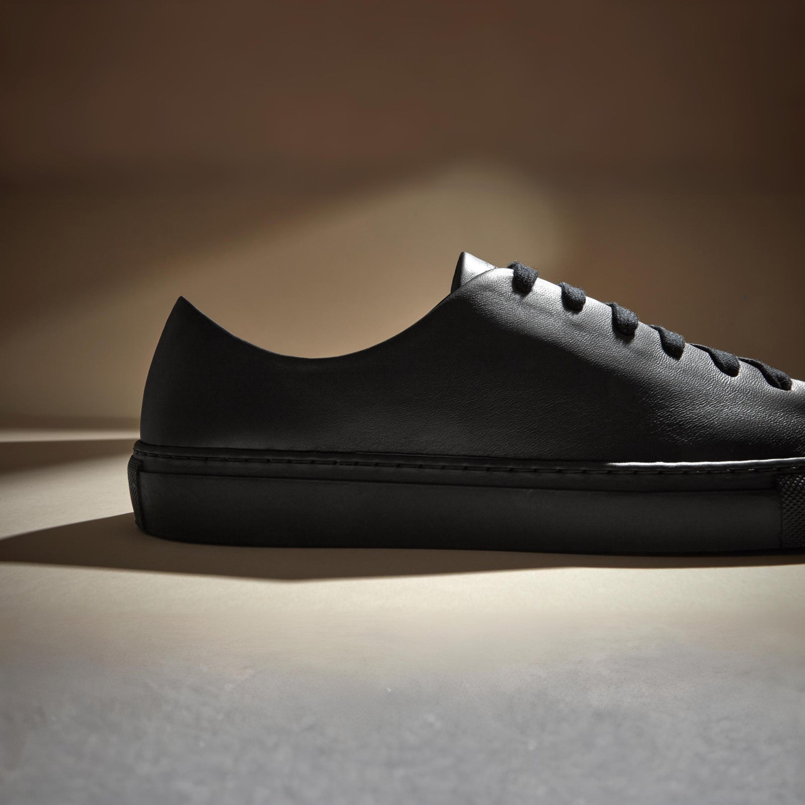 LORE SNEAKER BLACK SOLE